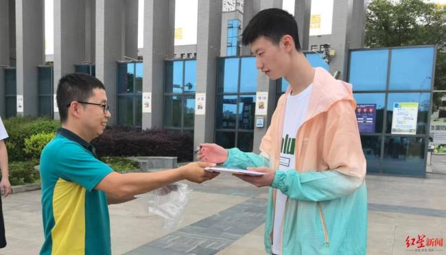 身高1米96大男孩被清华录取