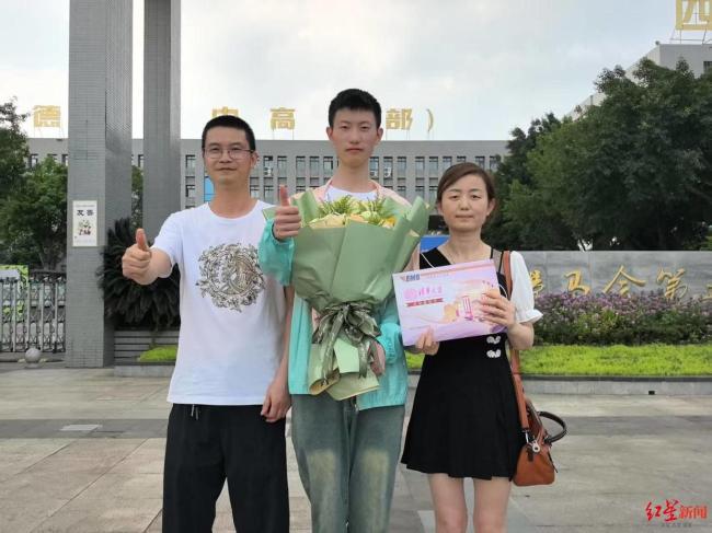 身高1米96大男孩被清华录取 学霸的喜悦与梦想