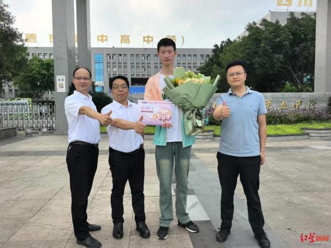 身高1米96大男孩被清华录取 学霸的喜悦与梦想